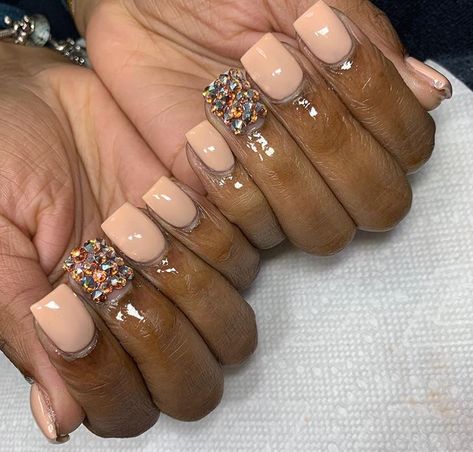 Gold Bling Nails Short, Cream Nails With Rhinestones, Gold Bling Acrylic Nails Short, Gold Gem Acrylic Nails, Bling Short Nails, Short Acrylic Nails With Rhinestones, Gold Acrylic Nails Black Women, Yellow Bling Nails Rhinestones, Fall Acrylic Nails Short