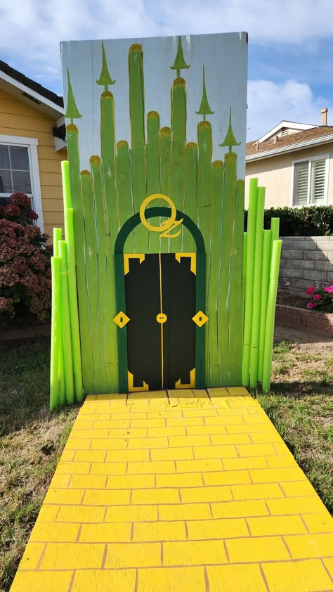 Wizard Of Oz Front Porch Decor, Diy Emerald City Wizard Of Oz, Wizard Of Oz House Diy, Wizard Of Oz Cubicle Decorations, Fairytale Parade Float Ideas, The Wizard Of Oz Trunk Or Treat, Wizard Of Oz Outdoor Decor, Wizard Of Oz Float Ideas Homecoming, Wizard Of Oz Trunk Or Treat Decorations