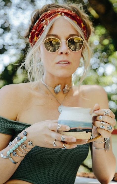 Late 60s-Inspired. In honour of the 50th anniversary of Woodstock, we're looking at the looks from the famous festival that stand the test of time. #woodstockhair #hippiehair #hairtrends #bandana #hairaccessories Style Must Haves, Coachella Accessories, Mode Coachella, Moda Coachella, Bohemian Schick, Style Hippie Chic, Coachella Style, Festival Mode, Moda Hippie