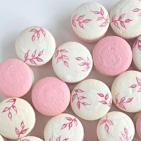 𝗦𝗨𝗚𝗔𝗥𝗙𝗢𝗟𝗗 | 𝑴𝒂𝒄𝒂𝒓𝒐𝒏𝒔 𝒃𝒚 𝑫𝒐𝒂𝒏𝒉 (𝑫𝒆𝒆) on Instagram Fairy Macarons, Easy Macaroons, Painted Macarons, Easy Macaroons Recipe, Macaroons Recipe, Les Macarons, Macaron Cookies, Macaroon Recipes, Flower Business