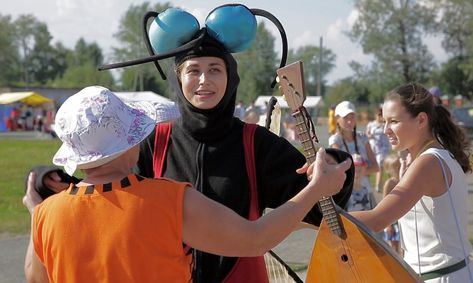 The festival features a mosquito-themed costume contest and awards the attendee with the "more horrible" mosquito squeak. Mosquito Costume, Mosquito Bite, Creepy Crawlies, Trunk Or Treat, Costume Contest, Puerto Rico, Trunk, Year Old, Festival