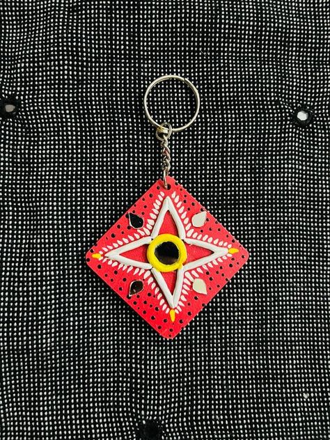 Lippan art - Key chain Lippan Art Earrings, Lippan Art Keychain, Easy Lippan Art, Mould Art, Mandala Drawings, Mirror Keychain, Diy Magnets, Rakhi Gift, Easy Mandala