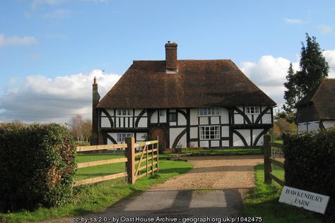 Wealden Hall House, Hawkenbury Farm,... (C) Oast House Archive :: Geograph Britain and Ireland Timber Frame Farmhouse, Uk Houses, Edwardian Architecture, English Country Cottages, European Palace, Timber Frame Building, Timber Frame House, Hall House, Traditional Cottage