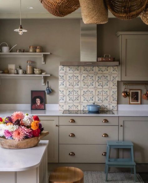 The Expert (@theexpert) • Instagram photos and videos Farrow And Ball Kitchen, Light Grey Paint Colors, Light Grey Kitchens, Small Cottage Kitchen, Light Gray Paint, English Interior, Paint Color Inspiration, English Kitchens, Kitchen Transformation