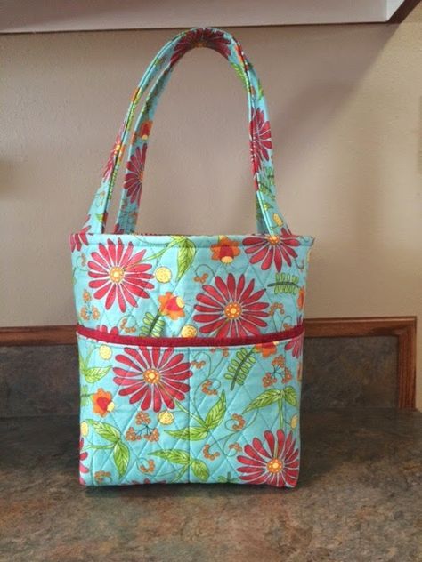 Because I say sew ;) : Not a Vera Bradley bag, but a free pattern! Tote Patterns Free, Diy Fabric Purses, Quilters Bag, Quilted Purse Patterns, Quilted Bag Patterns, Purse Patterns Free, Make A Bag, Tote Bag Pattern Free, Sac Diy