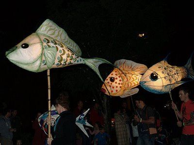 This is how I imagine the fish puppets. I would be thrilled to take a crack at trying to make these! Lantern Parade, Fish Lanterns, Puppet Costume, Costume Carnaval, Fish Lamp, Marionette Puppet, Lantern Ideas, 20 June, Carpe Koi