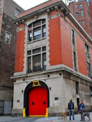 Firehouse that was shot as Ghostbusters HQ - still in op now but the city is going to close it down! Ghostbusters Firehouse Interior, Ghostbusters Headquarters, Ghostbusters Containment Unit, Ghostbusters Firehouse, Ghostbusters 3, Ghostbusters Theme, Tribeca New York, Ghostbusters Logo, Ghostbusters 2016