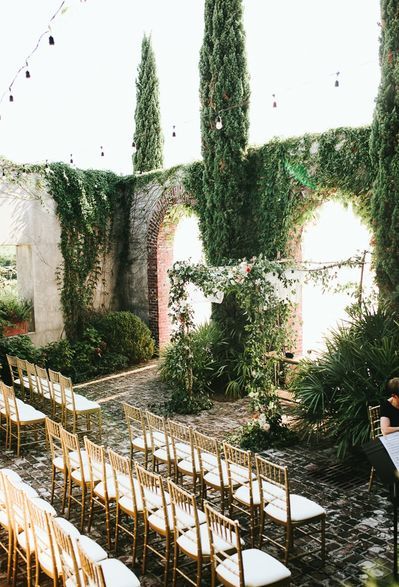 Historic wedding venue Heaven! This 1920s warehouse in Atlanta has been refurbished to look like an industrial wedding dream. Exposed brick and greenery aplenty, the only thing this wedding needed was a bit of color in blooms. This one is chock full of ch Brick Courtyard, Atlanta Wedding Venues, Historic Wedding, Georgia Wedding, Marriage Ceremony, Botanical Wedding, Atlanta Wedding, Outdoor Wedding Venues, Exposed Brick