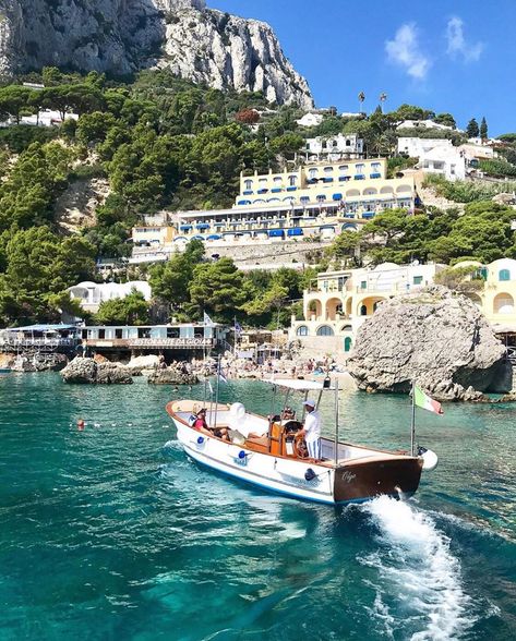 Italia ✦ SUPER ITALY ✦  🇮🇹 on Instagram: “Photo: @susanhonnell  #super_italy 🇮🇹 #Capri  @SuperHubs Team  #italia #italy #beautifuldestinations #SHzzz_hub #TheBestDestinations…” Isle Of Capri Italy, Baby Squid, Capri Island, Isle Of Capri, Snowy Christmas, Vintage Boats, Capri Italy, Italy Vintage, Summer Music