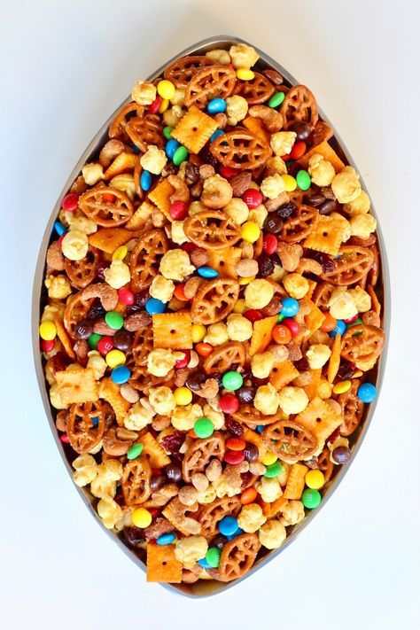 Salty Football Snacks, Football Trail Mix Super Bowl, Super Bowl Chex Mix Recipes, East Football Snacks, Football Chex Mix Recipes, Tailgate Snack Ideas, Kids Football Snacks, Tailgate Snacks Outdoor, Fun Football Snacks