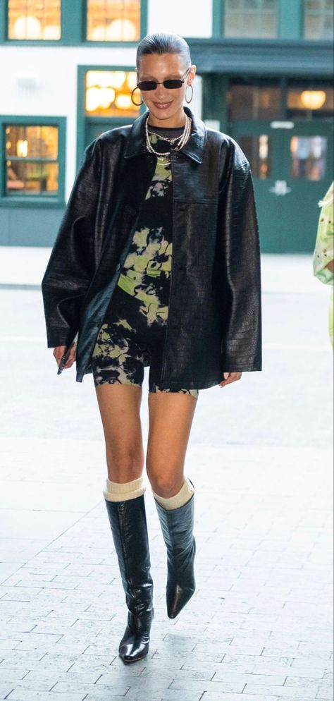 Clubbing Street Style Outfit, New York Winter Night Outfit, Bella Hadid Going Out Outfit, Bella Hadid Club Outfit, Bell Hadid Outfits, New York Style 2023, Bella Hadid Style 2022, Bella Hadid Street Style 2023, Bella Hadid Autumn Style