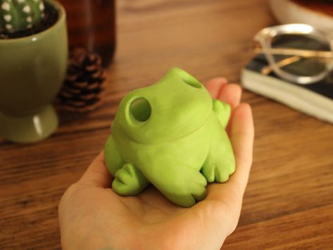 Palisman Ideas, Harper Core, Frog Candle Holder, Frog Candle, Tea Candle Holders, Diy Projects Gifts, Ceramic Frogs, Sculpture Art Clay, Animal Cute