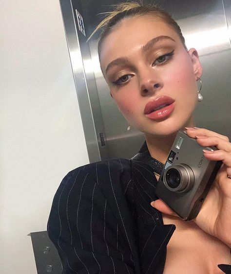 Nicola Peltz, Nicolas Peltz, Dolly Parton, Makeup For Brown Eyes, Red Lips, Makeup Inspo, Maquillaje De Ojos, Makeup Inspiration, Pretty People