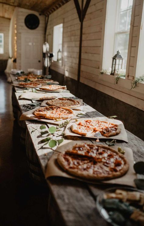 Rustic Wedding Appetizers, Modern Rustic Party Decor, Modern Wedding Food Ideas, Wedding Reception Summer, 50 People Wedding Receptions, Pizza Display For Wedding, Pizza At A Wedding Reception, Catering Your Own Wedding, Pizza Reception Wedding