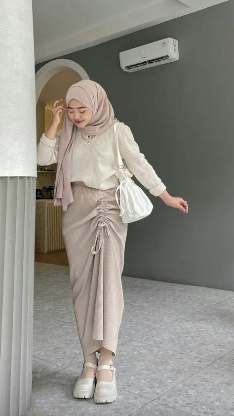 Ootd Baju Cream Hijab, Ootd Kondangan Hijab Styles Simple, Cream Outfit Hijab, Inspirasi Outfit Lebaran, Outfit Hijab Lebaran, Dress Korean Style Hijab, Outfit Lebaran Simple, Ootd Korean Style Hijab, Earth Tone Outfits