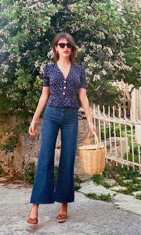 French Girl Summer Style, French Summer Style, Jeanne Damas Style, Parisian Chic Style, Jeanne Damas, Kick Flare Jeans, French Girl Style, French Girls, Mode Casual