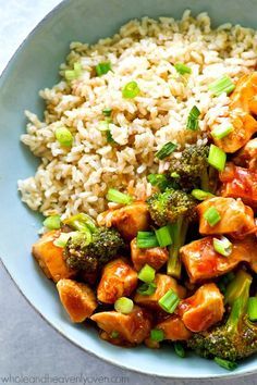 These easy barbecue chicken and broccoli rice bowls are made in only ONE skillet… Barbecue Chicken Rice Bowl, Chicken And Rice Dinner Ideas, Bbq Chicken And Rice, Rice Dinner Ideas, Skillet Bbq Chicken, Easy Barbecue Chicken, Chicken And Broccoli Rice, Bowl Dinners, Chicken And Rice Dinner