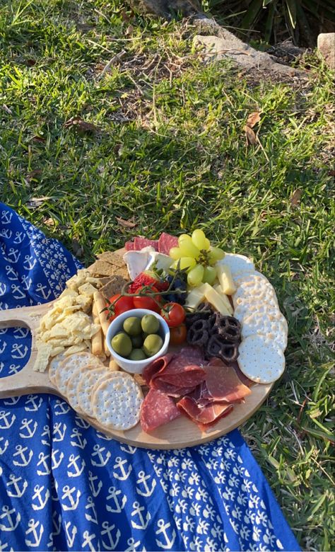 Savoury Charcuterie Board, Picnic Charcuterie Board Ideas, European Picnic, Savoury Picnic Food, Greek Picnic, Cheese Board Picnic, Picnic Spread, French Picnic Aesthetic, Charcuterie Board Picnic