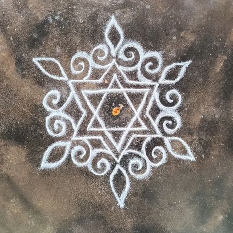 Small Free Hand Rangoli, Simple Rangoli With Dots, Easy Rangoli Designs Videos, Rangoli Designs Photos, Rangoli Designs Simple Diwali, Rangoli Simple, Easy Rangoli Designs Diwali, Rangoli Side Designs, Simple Flower Design