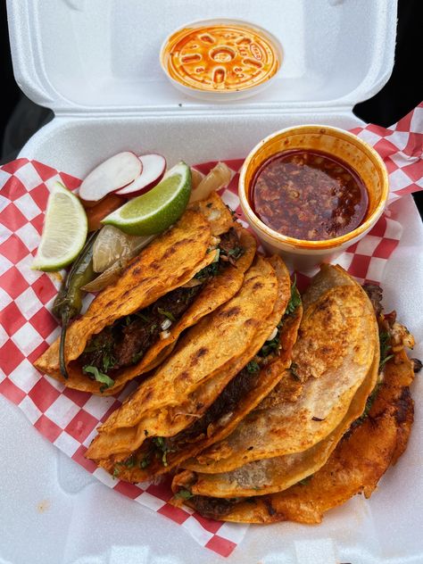 Taco Street Food, Mexican Food Truck Aesthetic, Food Truck Meals, Birria Tacos Aesthetic, Street Food Mexico, Street Food Aesthics, Mexican Street Food Authentic, Berria Tacos, Biria Taco