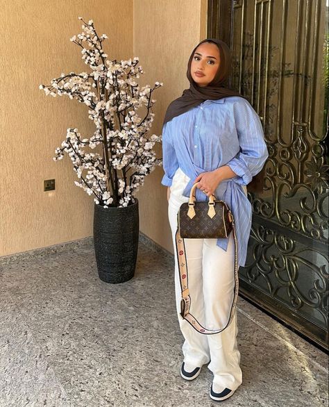 Hijabi Closet, Muslim Dress Casual, Modest Fashion Summer, White And Pink Outfit, Modest Outfits Casual, Hijab Office, Dresses Casual Modest, Hijab Fits, Modest Summer Fashion