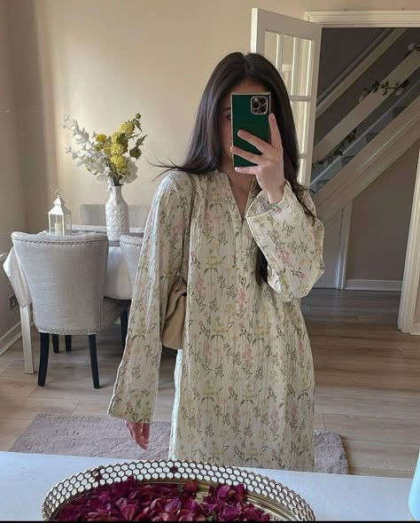 Kurta With Organza Dupatta, Desi Fits Casual, Pakistani Simple Suits, Desi Outfits Casual, Elegant Kurti Designs, Aesthetic Kurti Outfits, Desi Casual Outfits, Pakistani Outfits Casual, Desi College Outfits