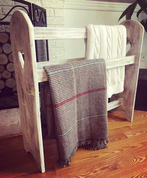 These blanket storage ideas will help you find the perfect solution for storing your collection of throw blankets. Nursery Blanket Storage, Diy Blanket Storage Ideas, Throw Blanket Storage, Blanket Storage Living Room, Blanket Storage Ideas, Blanket Storage Basket, Storage Baskets Diy, Living Room Blanket, Space Blanket