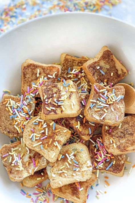 How to Make French Toast Cereal French Toast Cereal, Cereal Recipes Homemade, Mini Cereal, French Toast Crunch, Diy Cereal, Pizza Business, Homemade French Toast, Homemade Cereal, Eating Cereal