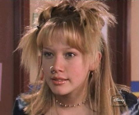 17 Popular Hairstyles You'll Remember From The 2000's! 90s 2000s Aesthetic, Slumber Party Ideas, 2000s Hair, 2000s Hairstyles, 90s Grunge Hair, Y2k Hair, Spiky Hair, Lizzie Mcguire, 90s Hairstyles