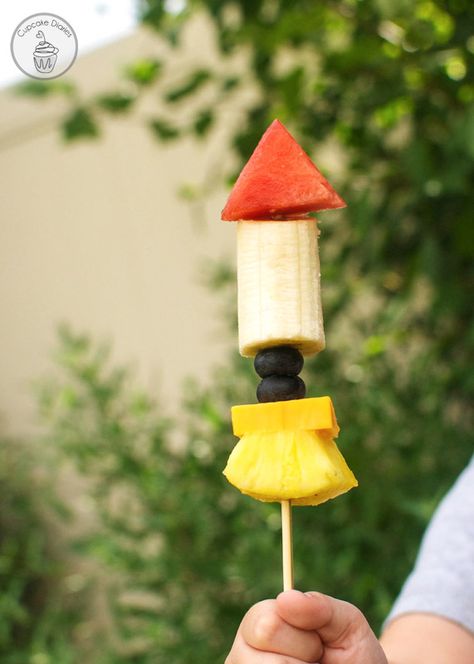 Rocket Skewers - An out-of-this-world  snack that's perfect for a summer afternoon! Rocket Skewers, Space Themed Fruit, Rocket Ship Veggie Tray, Rocket Fruit Skewers, Astronaut Food For Kids, Solar System Craft, Sweet Rocket, Books About Space, Order Of The Planets