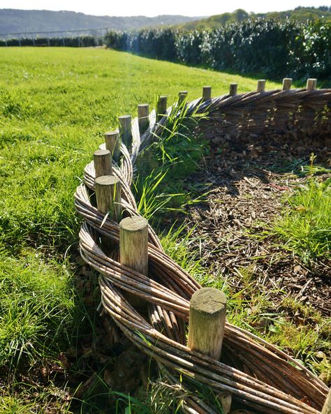 Salix (wattle) borders | by KarlGercens.com GARDEN LECTURES Wattle Fence, Have Inspiration, Fence Ideas, Wooden Fence, Garden Fencing, Fence Design, Garden Structures, Garden Cottage, Garden Fence