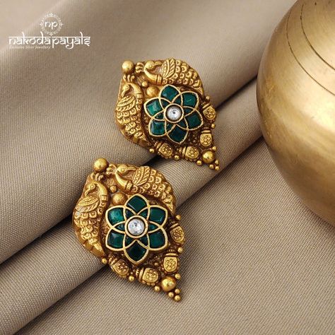 Gold Ear Tops Design, Gold Ear Rings Designs, Antique Earrings Studs, Nakoda Payals, Star Jewellery, Temple Jewellery Earrings, Antique Gold Earrings, Gold Jhumka Earrings, Gold Pearl Jewelry