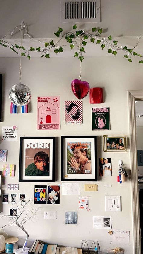 Posters On Wall, Posters On Wall Bedroom, Gambar One Direction, Uni Room, Room Redesign, Pinterest Room Decor, Wall Bedroom, Room Goals, Room Redo