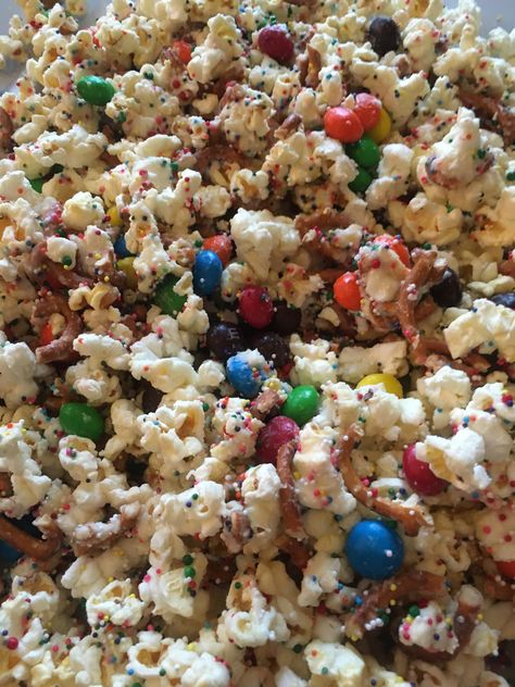 Popcorn Pretzels M&ms White Chocolate, Popcorn And M&ms, Holiday Popcorn, White Chocolate Pretzels, Chocolate Popcorn, Chocolate Pretzels, Interesting Food, Super Yummy, Pretzels