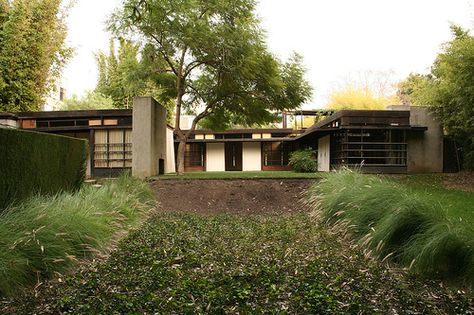 Schindler Residence/ Kings Road Residence. Rudolf M. Schindler. West Hollywood, California. 1921- 1922 Simple Gardens, Rudolph Schindler, Therme Vals, Schindler House, California Architecture, Modernist House, Richard Neutra, Modernist Architecture, Toyo Ito