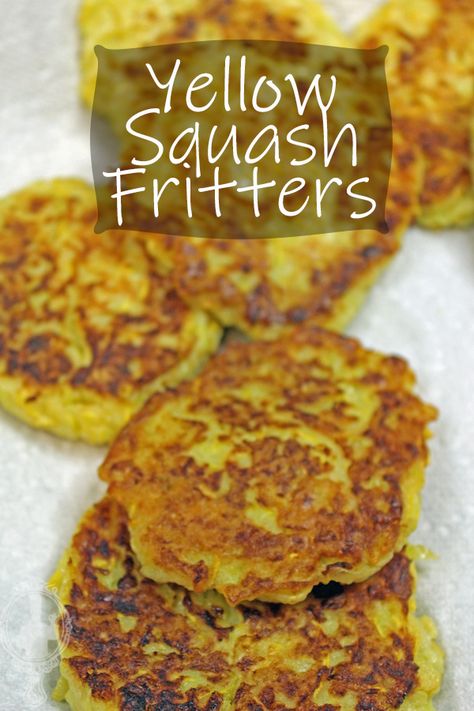 Squash Fritters Yellow Squash Fritters, Crookneck Squash Recipes, Fried Squash Recipes, How To Make Squash, Squash Patties, Squash Pancakes, Squash Cakes, Squash Fritters, Zucchini Recipes Dessert