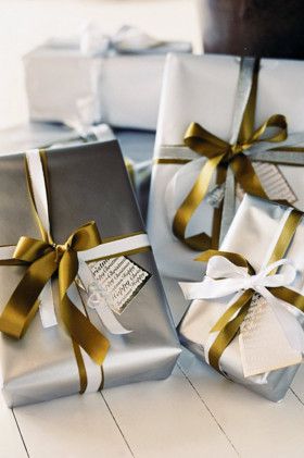 luxurious gift wrapping ideas | Silver and gold gift wrapping is the classic and luxurious option. Packing Presents, Creative Corporate Gifts, Cute Gift Wrapping Ideas, Box Decorations, Wrapped Presents, Gift Wrapping Inspiration, Gift Wrapping Ideas, Holiday Wrapping, Silver Gift Wrap