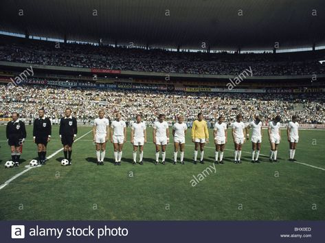 Download this stock image: World Cup 1970 Group C Match at the Jalisco Stadium in Guadalajara, Mexico. England 1 Romania 0. The England team line up - BHX0ED from Alamy's library of millions of high resolution stock photos, illustrations and vectors. 1970 World Cup, Mexico World Cup, Bobby Moore, England Team, Bobby Charlton, Victory Parade, West Brom, World Cup Winners, Singing In The Rain