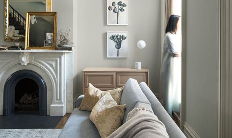 Ben Moore Metropolitan Gray Color of the year 2019 COTY living room #coty #benmoore #metropolitan #gray #paint Karen Gillian, Palette Design, Living Room Color Schemes, Benjamin Moore Colors, Benjamin Moore Paint, Grey Furniture, Room Paint Colors, Bedroom Color Schemes, Dark Interiors