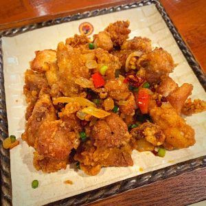 Salt and pepper chicken recipe classic Chinese takeaway dish Pepper Chicken Chinese, Salt And Chilli Chicken, Pepper Chicken Recipe, Chicken Chinese, Chinese Family, Lemon Pepper Chicken Wings, Recipes With Chicken And Peppers, Chicken And Chips, Salt And Pepper Chicken