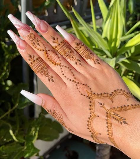 Arab Mehndi Designs, Mehndi Front Designs, Hand Mehndi Designs Back, Simple Mehndi Designs Front Hand, Arab Henna, Front Hand Mehndi Designs, Mehndi Designs Back Hand, Small Henna Designs, Henna Designs Back