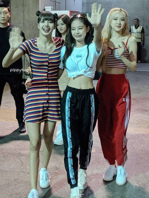 #jennie #lisa #rose Bff Ulzzang, Bp Concert, Shorts Outfit Casual, Jordan 1 Outfit, Dress Boot, Cap Outfit, Mens Shorts Outfits, Jersey Outfit, Tie Dye Shirts