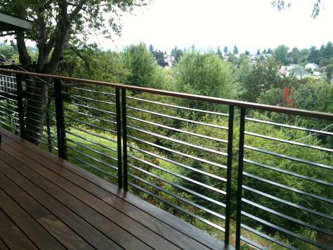 Balcony Railing Design Modern, Garde Corps Metal, Horizontal Deck Railing, Metal Deck Railing, Modern Railing, Condo Balcony, Deck Railing Design, Metal Deck, Modern Deck