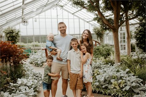 Greenhouse Summer Family Session in Chicago, IL. Krystal Richmond Photography Greenhouse Pictures Family, Greenhouse Mini Session, Greenhouse Family Photos, Greenhouse Family Photoshoot, Greenhouse Photoshoot Family, Greenhouse Pictures, Summer Family Pictures, Photo Prompts, Family Inspiration