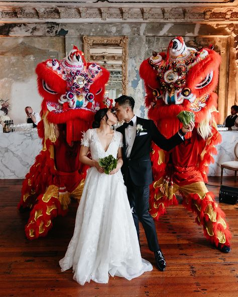 A Magnificent Melbourne Wedding with Chinese Heritage and European Elegance✨ Emily and Eduardo wanted their wedding to blend their personalities and cultural backgrounds perfectly. They crafted a wedding that seamlessly combined European elegance with Chinese cultural richness, featuring a Tea Ceremony and Lion Dance, all set against the historical backdrop of Melbourne’s iconic architecture. Sash, the founder of @collections.photography, captured the day in the best possible way. His work c... Chinese Wedding Tea Ceremony, Chinese Bride, Traditional Chinese Wedding, Chinese Theme, Vietnamese Wedding, Iconic Architecture, Photoshoot Outdoor, European Elegance, Chinese Heritage