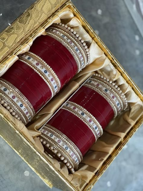 Maroon Chooda Designs Brides, Latest Chura Designs Bridal, Chura Bridal Punjabi Bride, Choora Bangles Bridal, Punjabi Choora, Wedding Chura, Wedding Jewellery Designs, Dotted Design, Wedding Jewelry Sets Bridal Jewellery