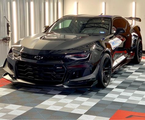 Chevrolet Camaro ZL1 1LE painted in Black  Photo taken by: @luccielitedetail on Instagram All Black Camaro, Camaro Zl1 Black, Chevrolet Camaro Zl1 1le, Camaro 1le, Mustang Car Aesthetic, Camaro Zl1 1le, Chevrolet Camaro Black, 2019 Camaro, Black Camaro