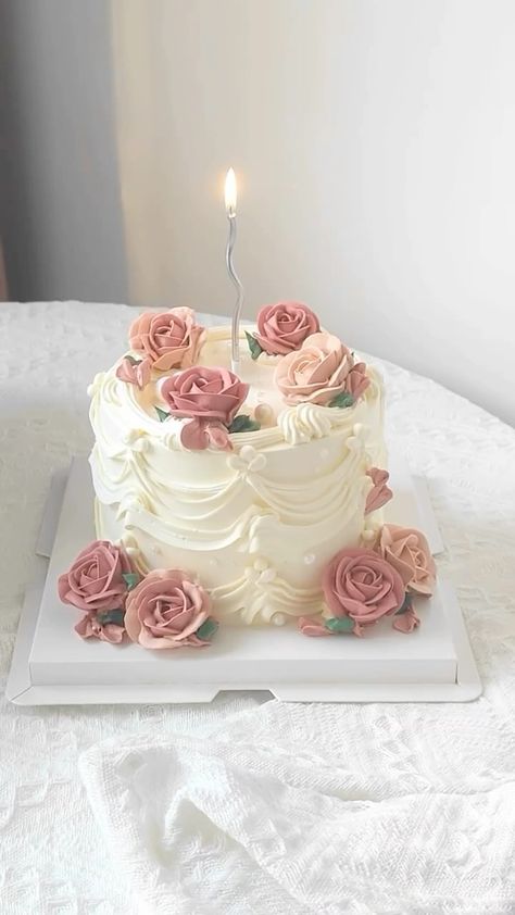 Instagram Rose Cakes Birthday, Cute Girly Cakes, Aesthetic Flower Cake, Cute Cakes Aesthetic, Flower Cakes Birthday, Asthetic Cakes, Birthday Aesthetic Ideas, Bolos Aesthetic, Birthday Day Cake