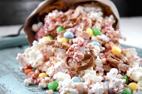 Bunny Popcorn Mix via @addicted2recipe Bunny Popcorn, Kettle Popcorn, Popcorn Mix, White Chocolate Bark, Nothing Bundt Cakes, Peppermint White, Austin Food, Flavored Popcorn, White Chocolate Raspberry