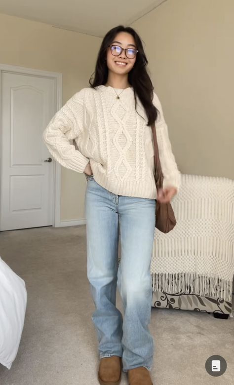 Jeans Outfit School, Style White Sweater, Sweater Jeans Outfit, Outfit Inspo Back To School, Fall Vibes Cozy, White Sweater Outfit, Knit Sweater Outfit, Estilo Indie, Cold Outfits